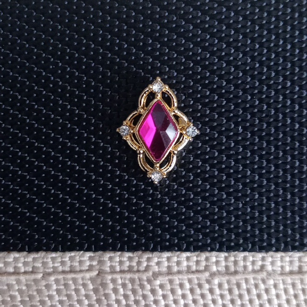 NEW FUCHSIA AND CLEAR COLORED RHINESTONES ON GOLD METAL BACK NAIL JEWEL CHARM